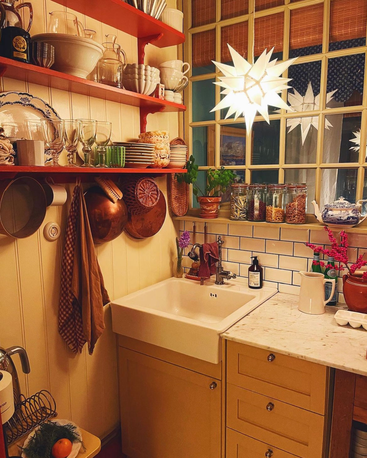 Tv&aring; sm&aring; vita julstj&auml;rnor i ett pyntat k&ouml;k