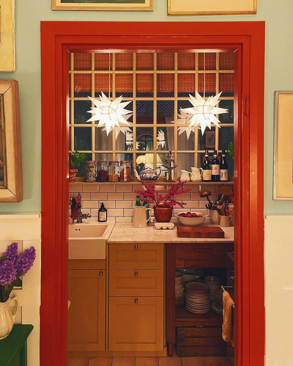 Tv&aring; sm&aring; vita julstj&auml;rnor i ett pyntat k&ouml;k