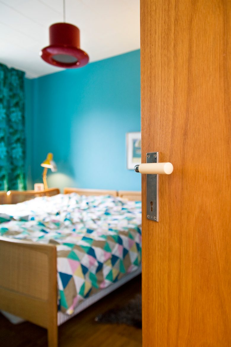 D&ouml;rr&ouml;ppning till sovrum med gabond&ouml;rr med vitt bakelithandtag.