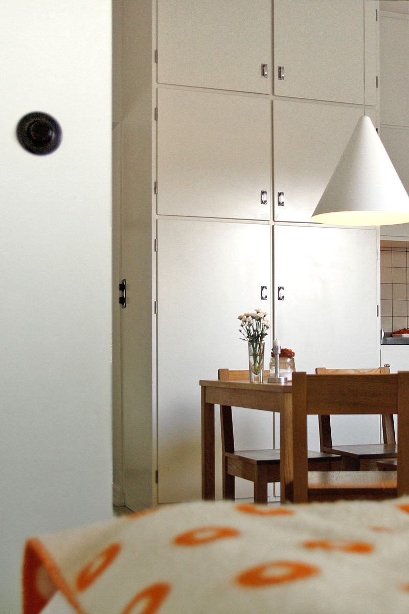 Garderobssektion fr&aring;n sovrum till k&ouml;k i funkishem.