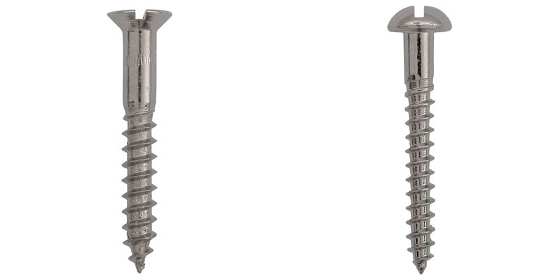 Tv&aring; skruvar av obehandlat st&aring;l, sl&auml;t och rundad skalle.