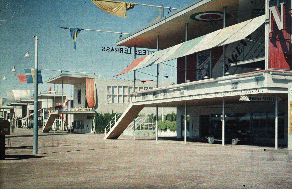 F&auml;rgfoto fr&aring;n Stockholmsutst&auml;llningens paviljonger och vajande flaggor.