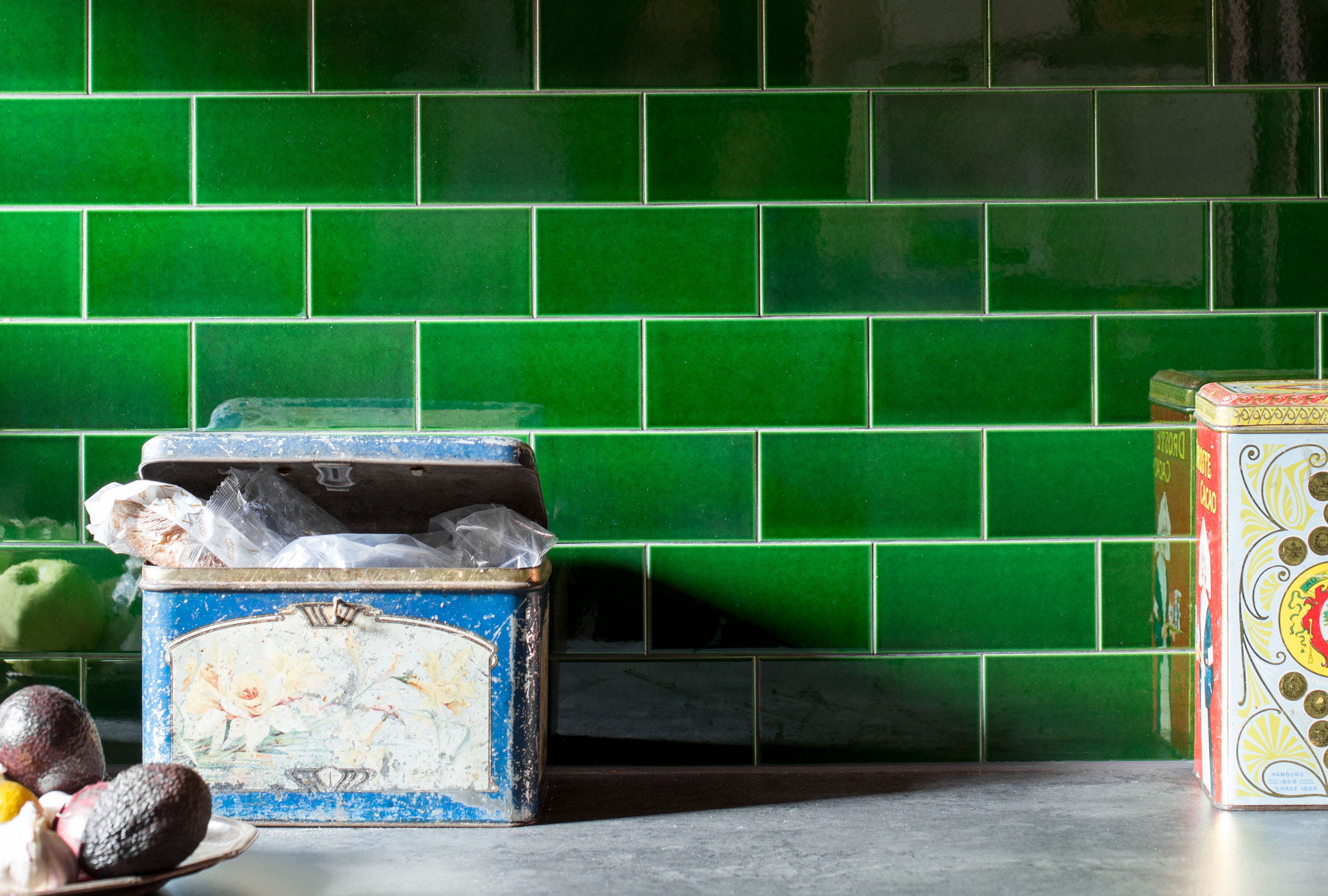 V&auml;gg med gr&ouml;na kakelplattor i kul&ouml;ren Victorian Green