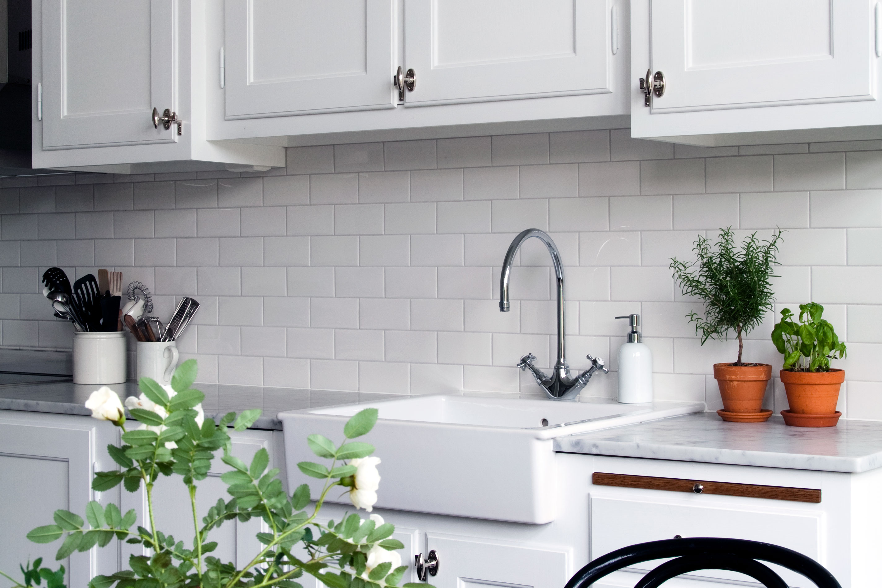 Vitt m&aring;ttbyggt Byggfabrikenk&ouml;k med vita Subway Half Tiles p&aring; v&auml;ggen