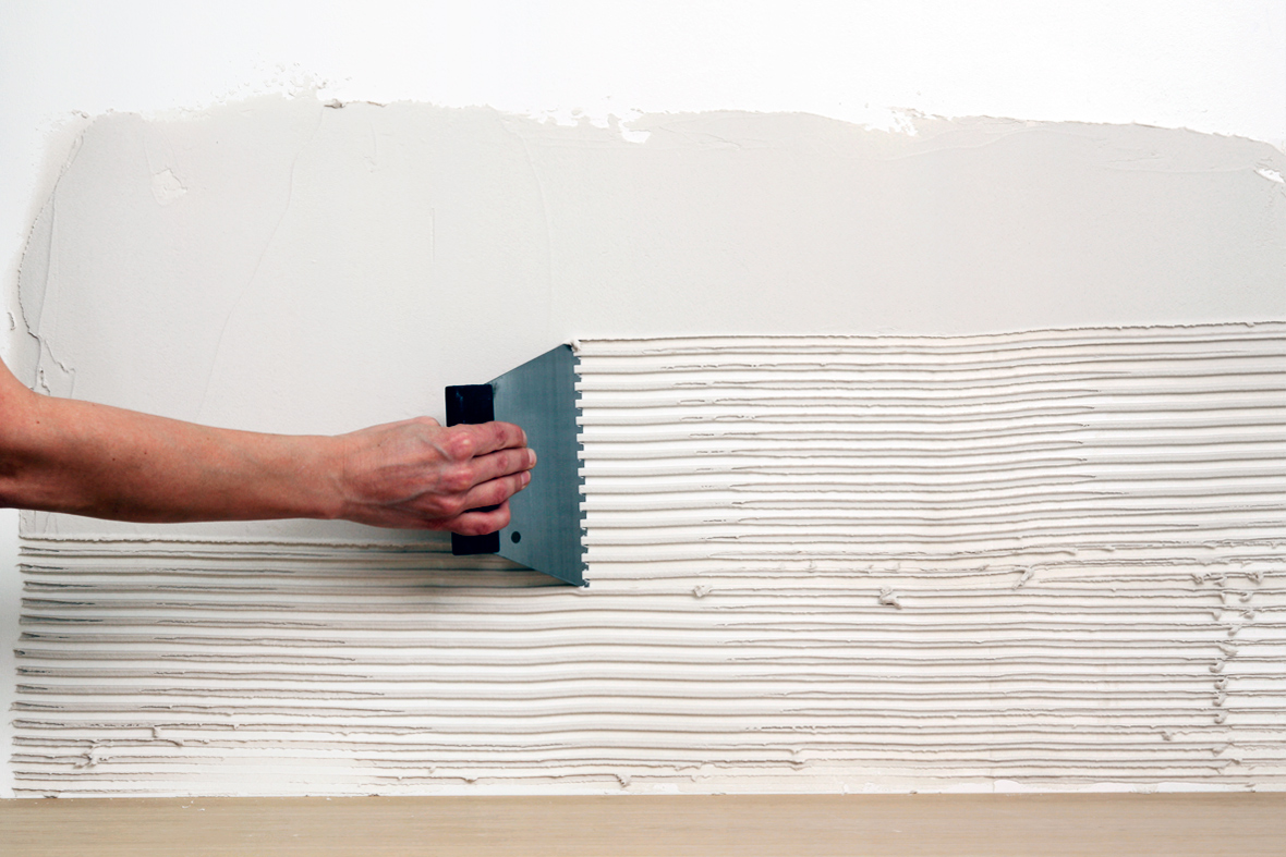 Ytan som belagts med fix dras med en tandspackel.