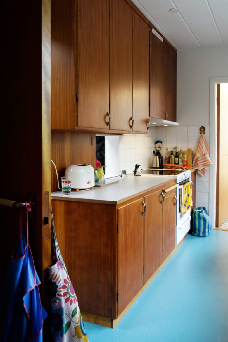 Teakk&ouml;k med turkost linoleumgolv.