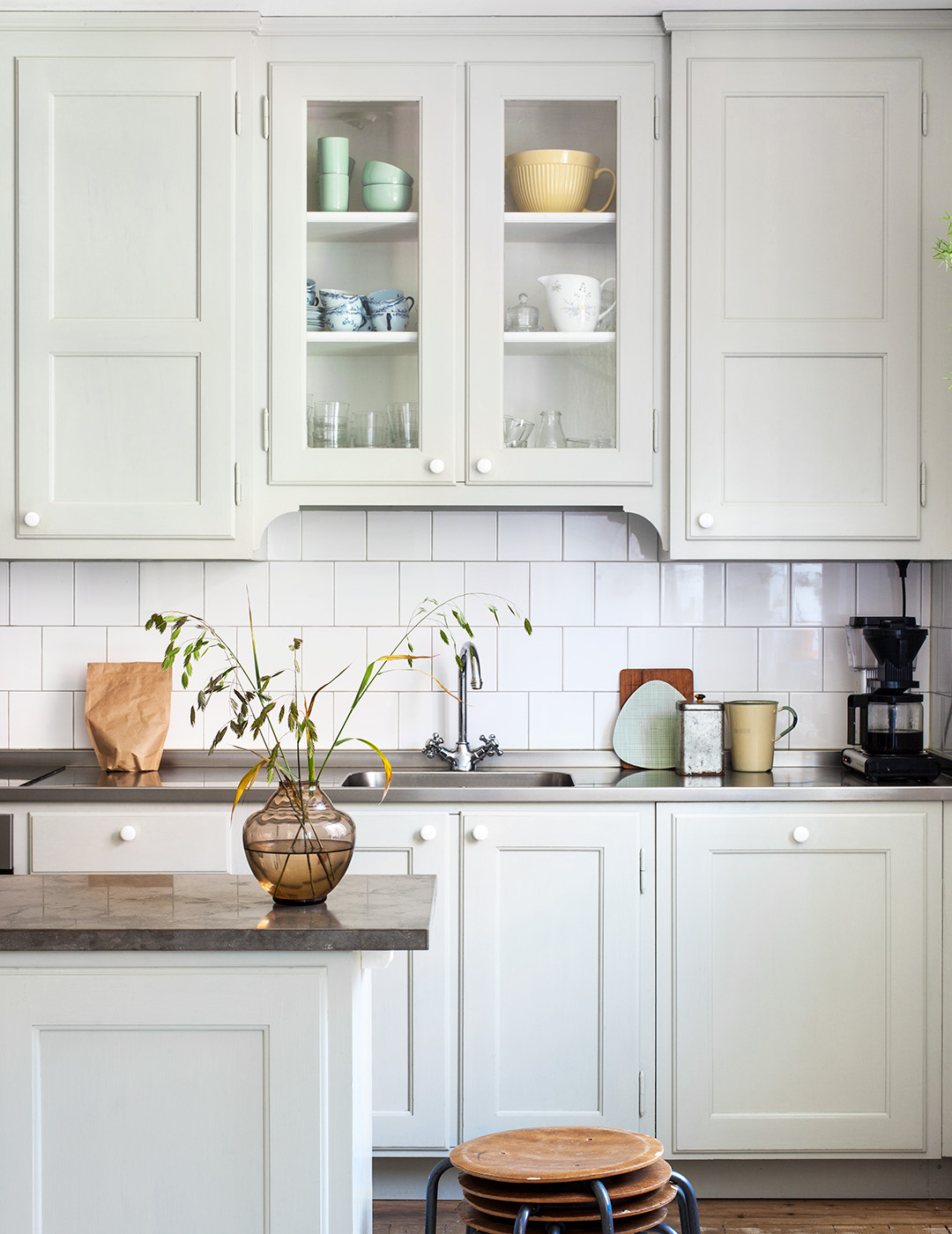 M&aring;ttbyggt k&ouml;k i tjuotalsstil med k&ouml;ks&ouml; m&aring;lat i ljust gr&aring;gr&ouml;n linoljef&auml;rg.