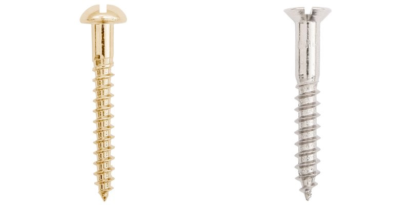 M&auml;ssingsskruv med kullrig skalle och en f&ouml;rnicklad skruv med f&ouml;rs&auml;nkt sl&auml;t skalle.