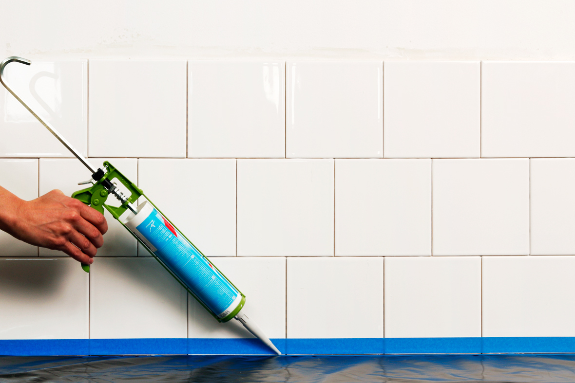 En str&auml;ng v&aring;trumssilikon l&auml;ggs l&auml;ngs med nederkanten i m&ouml;tet med b&auml;nkskivan.