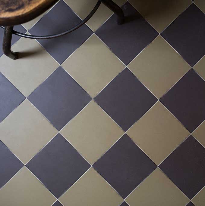 Rutigt klinkergolv i m&ouml;nster Flensburg i svart och gr&ouml;nt.