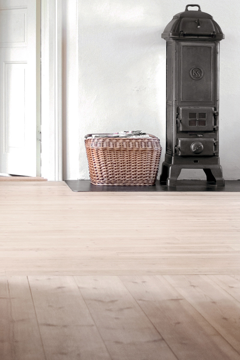 Ett ljust br&auml;dgolv av furu som ytbehandlats med vitolja.