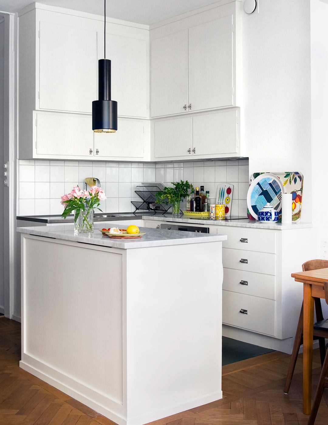 Vitt litet funkisk&ouml;k med k&ouml;ks&ouml;.