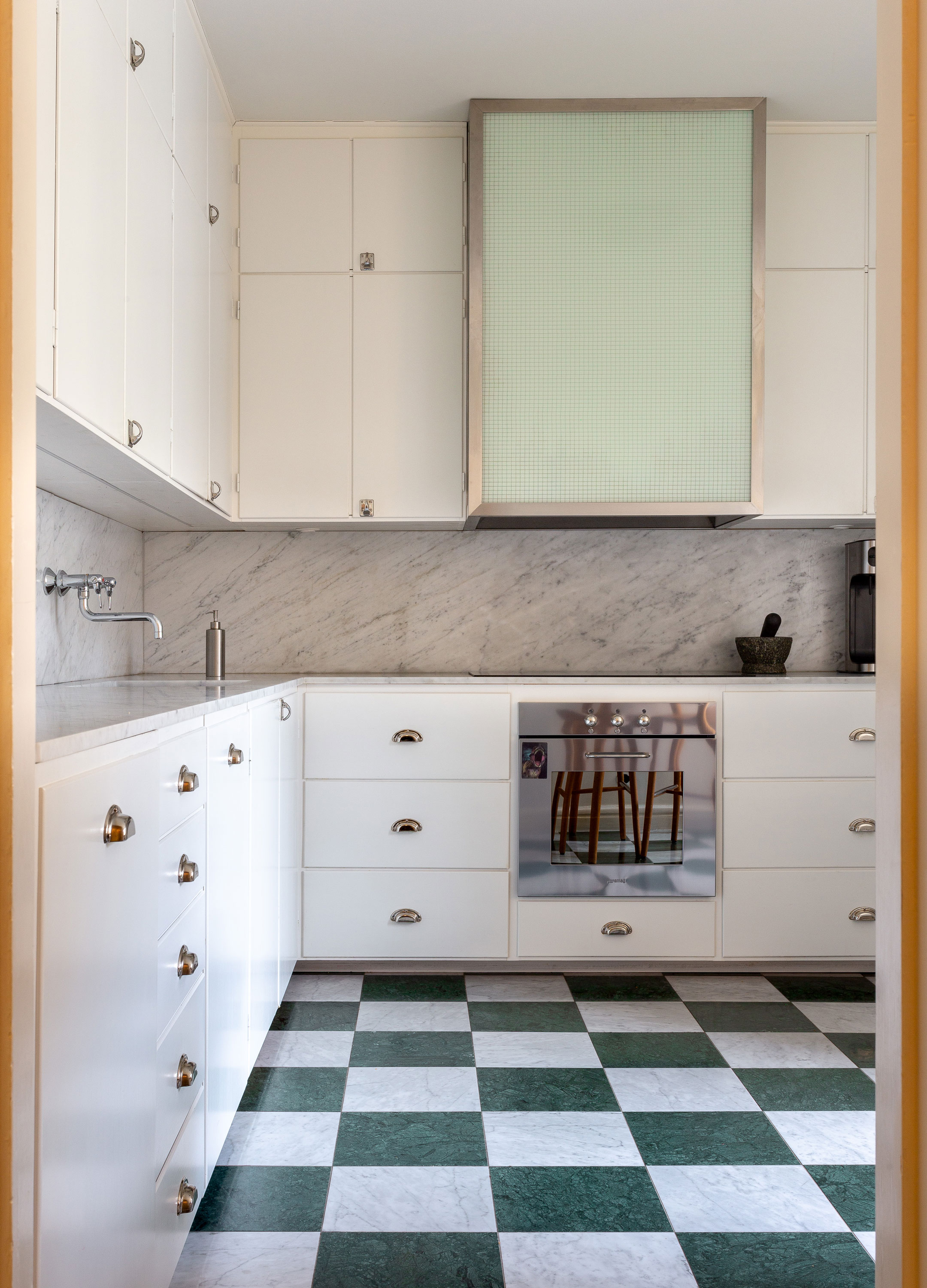 Ett vitt m&aring;ttbyggt Byggfabrikenk&ouml;k i funkisstil