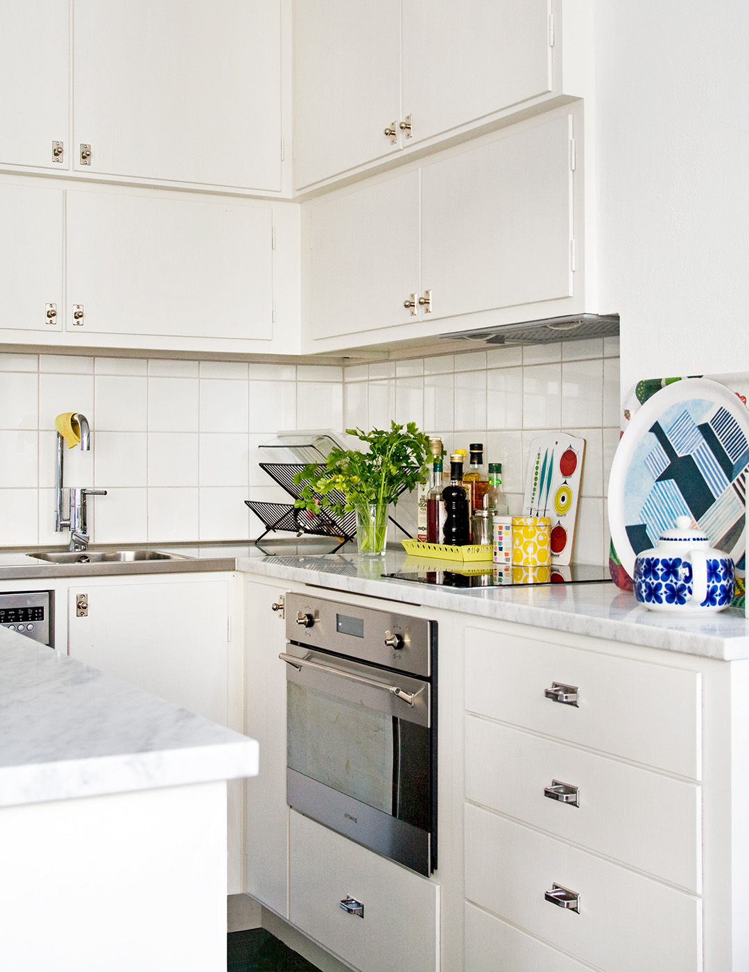 Vitt m&aring;ttbyggt funkisk&ouml;k med f&ouml;rnicklade knoppar.