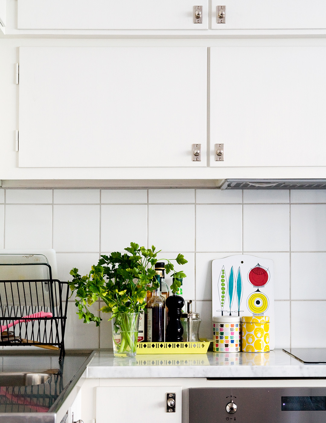 F&ouml;rnicklade knoppar i vitt funkisk&ouml;k.